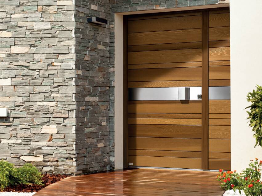 Ambiance porte d'entrée bois avec poignée intégrée inox