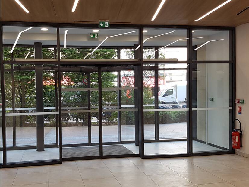 ambiance porte coulissante vitree et 2 vantaux latéraux fixes vitrées issue de secours hall immeuble avec sas