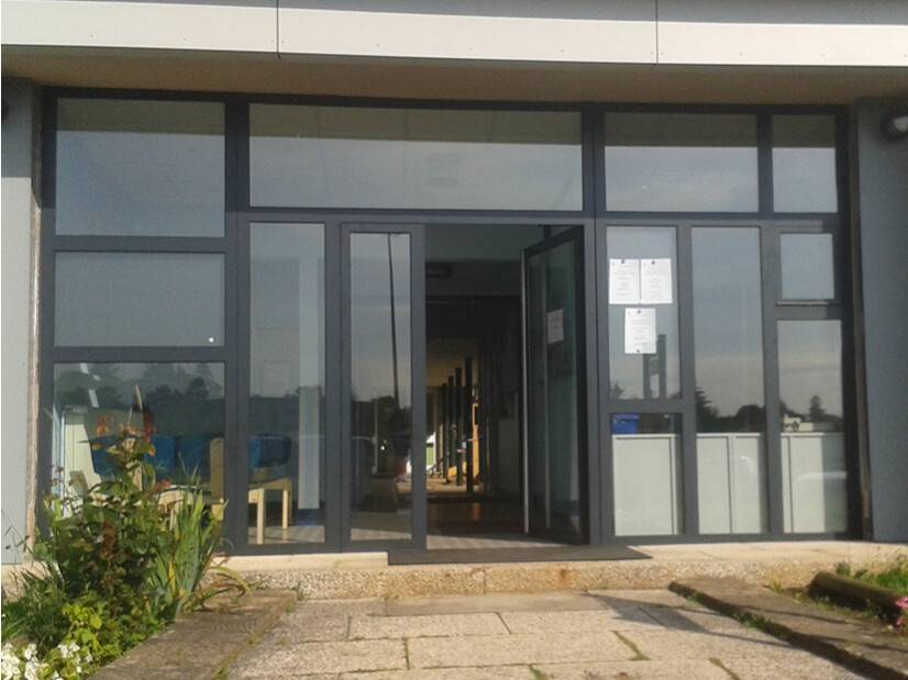 porte de hall ecole rene cassin baton de marechal avec tierce fixe imposte et fixes latéraux gris anthracite 