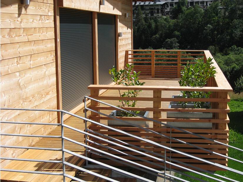coffre demi linteau volet roulant  vue extérieure jardin terrasse bardage bois ambiance coffre demi linteau volet roulant  vue extérieure jardin terrasse bardage bois ambiance