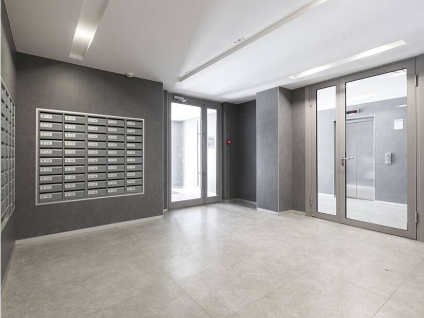 porte d'entrée immeuble avec tierce de service