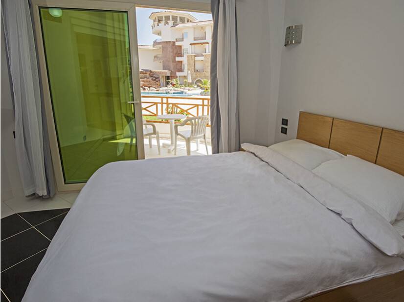 coulissant baie vitrée translation parallèle PVC blanc chambre petite dimension avec accès terrasse