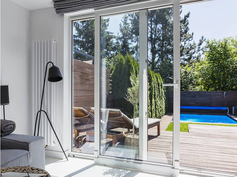 coulissant baie vitrée translation parallèle PVC blanc salon avec accès terrasse piscine