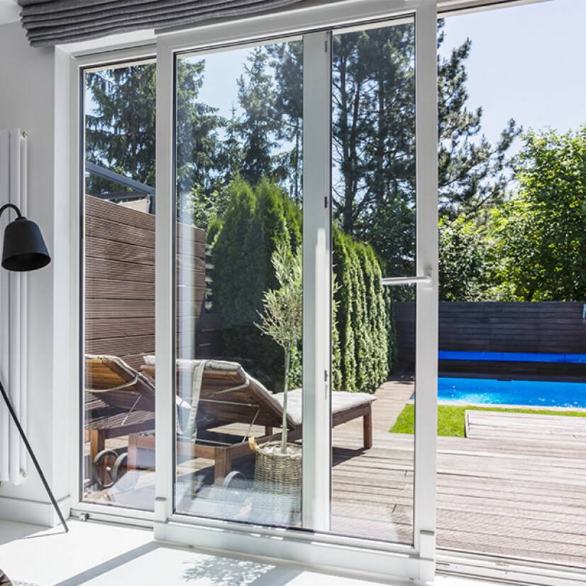 coulissant baie vitrée translation parallèle PVC blanc salon avec accès terrasse piscine