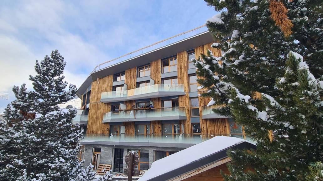 Réalisation de menuiseries Bois pour une boutique d'hôtel 5 étoiles Réalisation de menuiseries Bois pour une boutique d'hôtel 5 étoiles