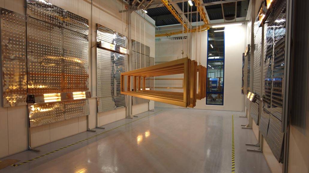 Finition laquée et vernissage des menuiseries dans la cabine de laquage  Finition laquée et vernissage des menuiseries dans la cabine de laquage