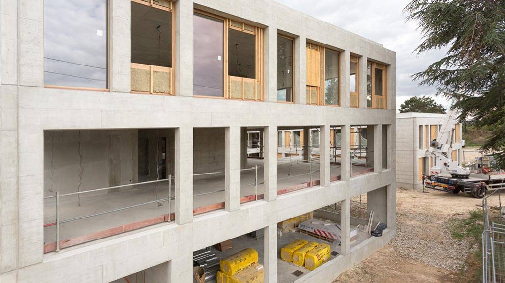 Pose de menuiserie pour la construction d'une école  - chantier de Chelles Pose de menuiserie pour la construction d'une école  - chantier de Chelles
