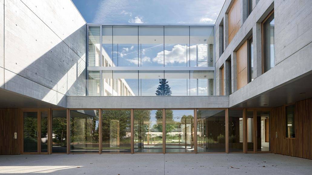 Pose de menuiserie dans une école - Chantier de Chelles Pose de menuiserie dans une école - Chantier de Chelles