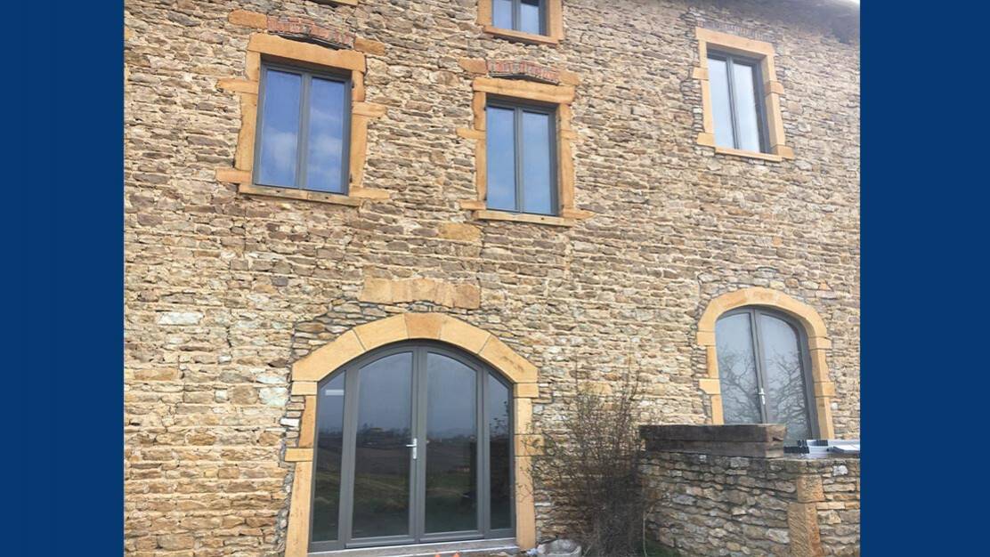 renovation maison pierre fenetre.jpg