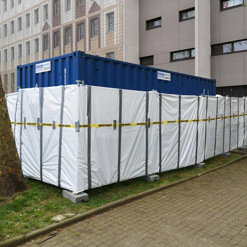 zone sécurité pour désamiantage et déplombage protégée chantier 