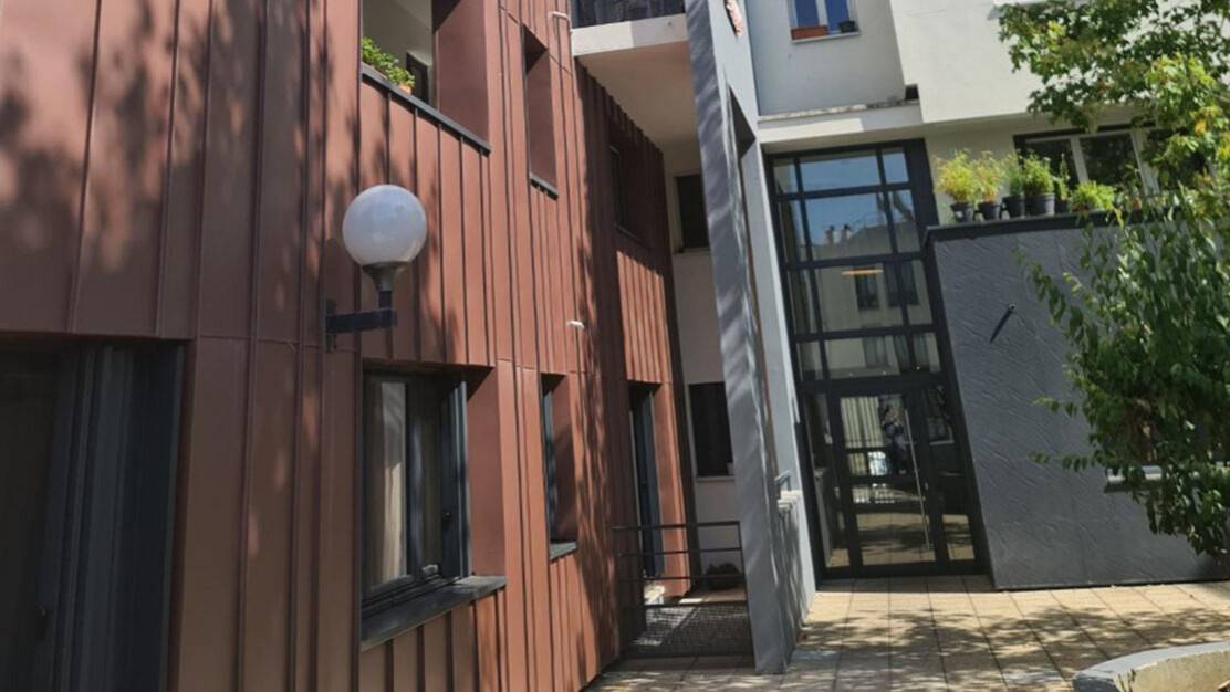 vue porte hall persiennes habitat social paris renovation energetique logement pmr precadre alu