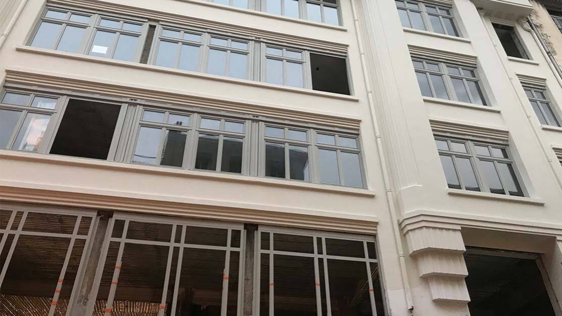 galeries lafayette marseille rue ferreol vue facade rue menuiseries bois et rez de chaussee.jpg