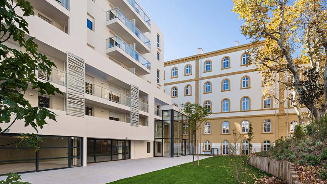 palazzo prado facade vue principale exterieur patio menuiserie cintre garde corps vitres porte de hall.jpg palazzo prado facade vue principale exterieur patio menuiserie cintre garde corps vitres porte de hall.jpg