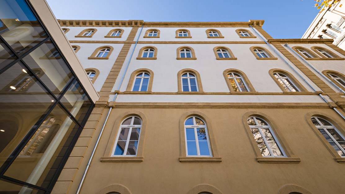 palazzo prado facade vue principale exterieur patio menuiserie cintre et mur rideau.jpg palazzo prado facade vue principale exterieur patio menuiserie cintre et mur rideau.jpg