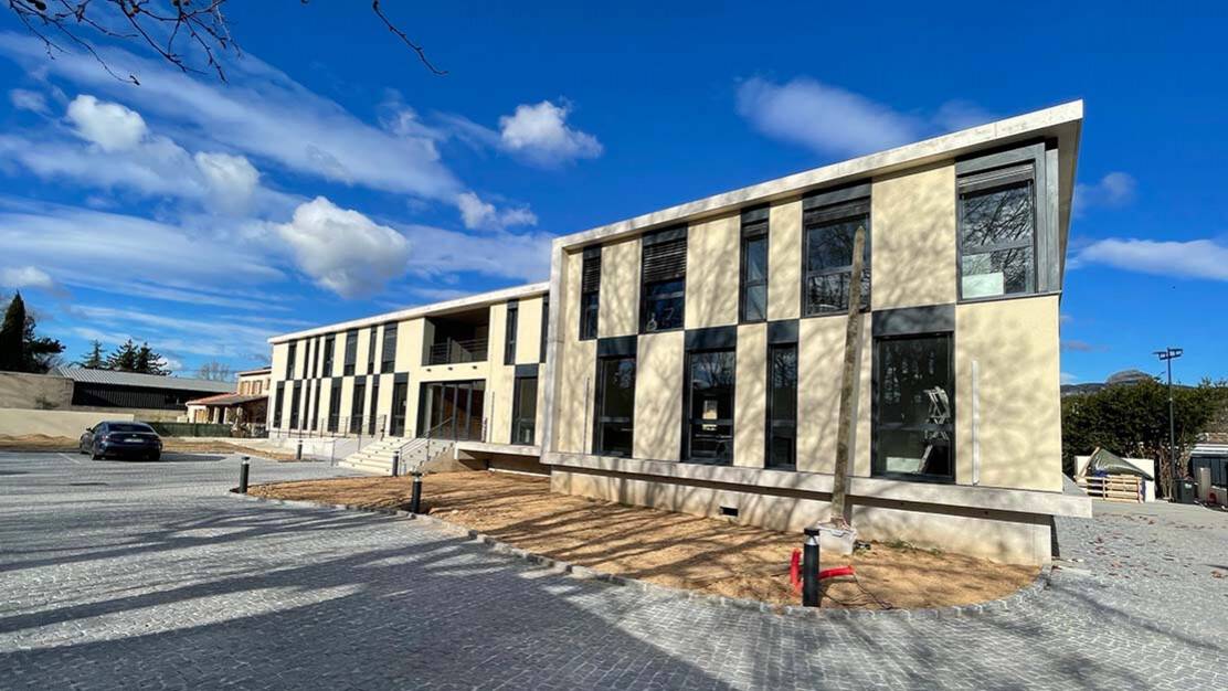 bureaux manouchian fenetre alu allege vitree formant garde corps facade vue principale.jpg