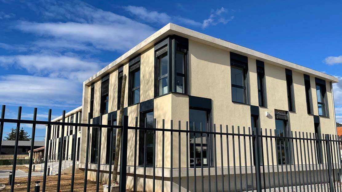 bureaux manouchian fenetre alu paumelles invisibles pignon.jpg