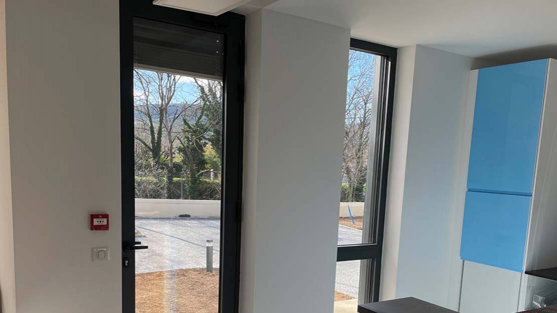 bureaux manouchian fenetre alu paumelles invisibles vue interieure.jpg