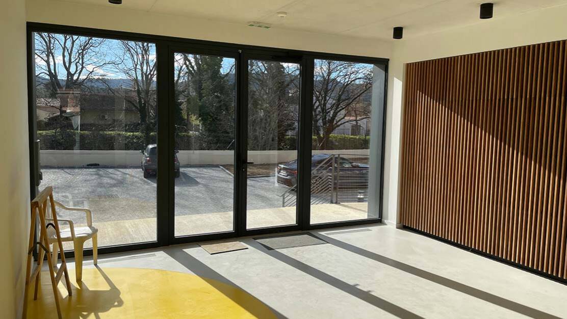 bureaux manouchian porte de hall vue interieure.jpg