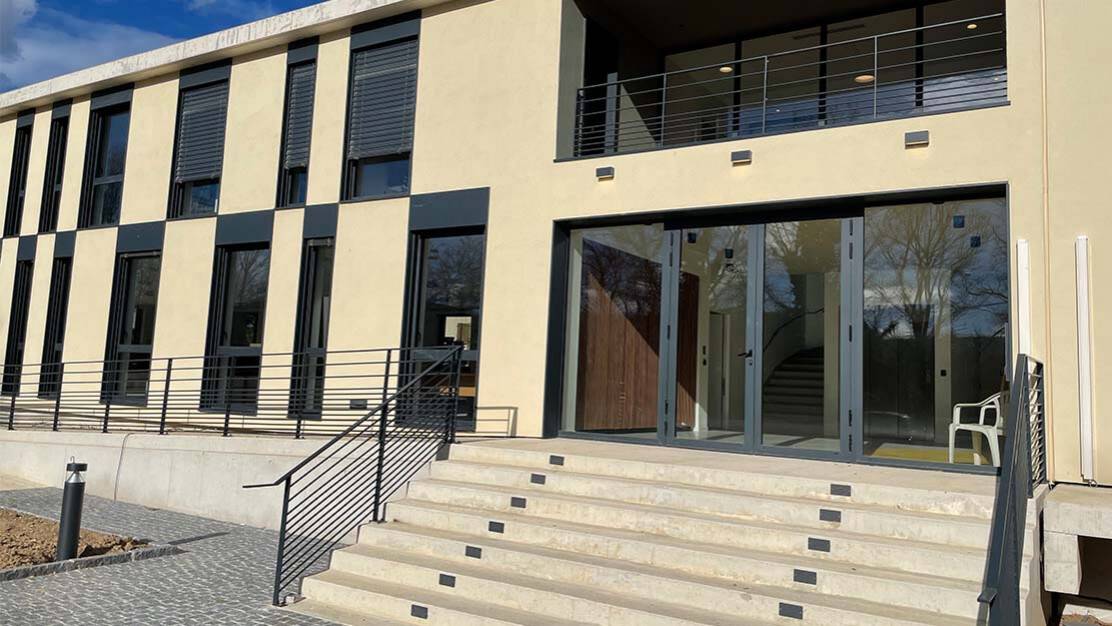 bureaux manouchian porte de hall vue exterieure.jpg