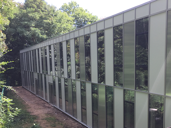 montmorency vue arriere batiment mur rideau alu trame verticale.png