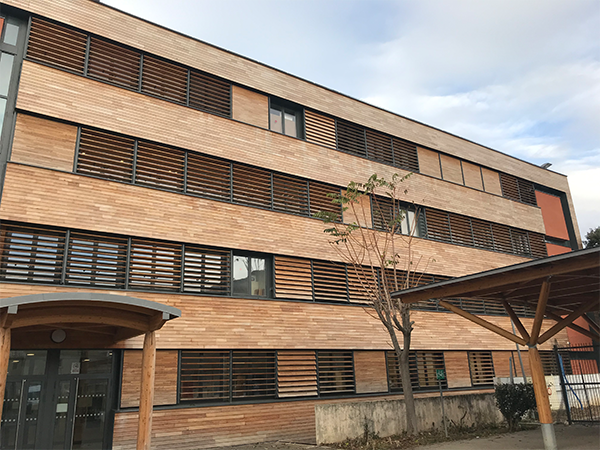 renovation lycee paul arene vue facade bardage bois.png