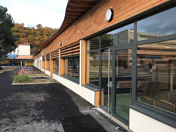 renovation lycee paul arene vue mur rideau cour recreation.png