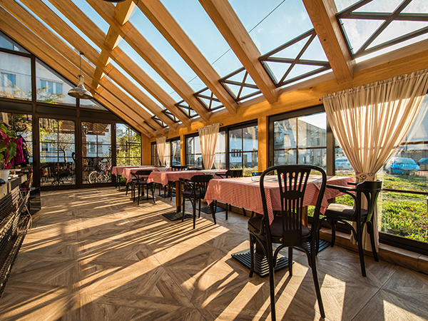 verrière de toit en bois restaurant hôtel.png verrière de toit en bois restaurant hôtel.png
