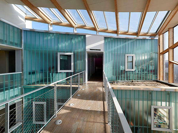 verrière de toit en bois batiment erp bureaux lumière zénithale.png verrière de toit en bois batiment erp bureaux lumière zénithale.png