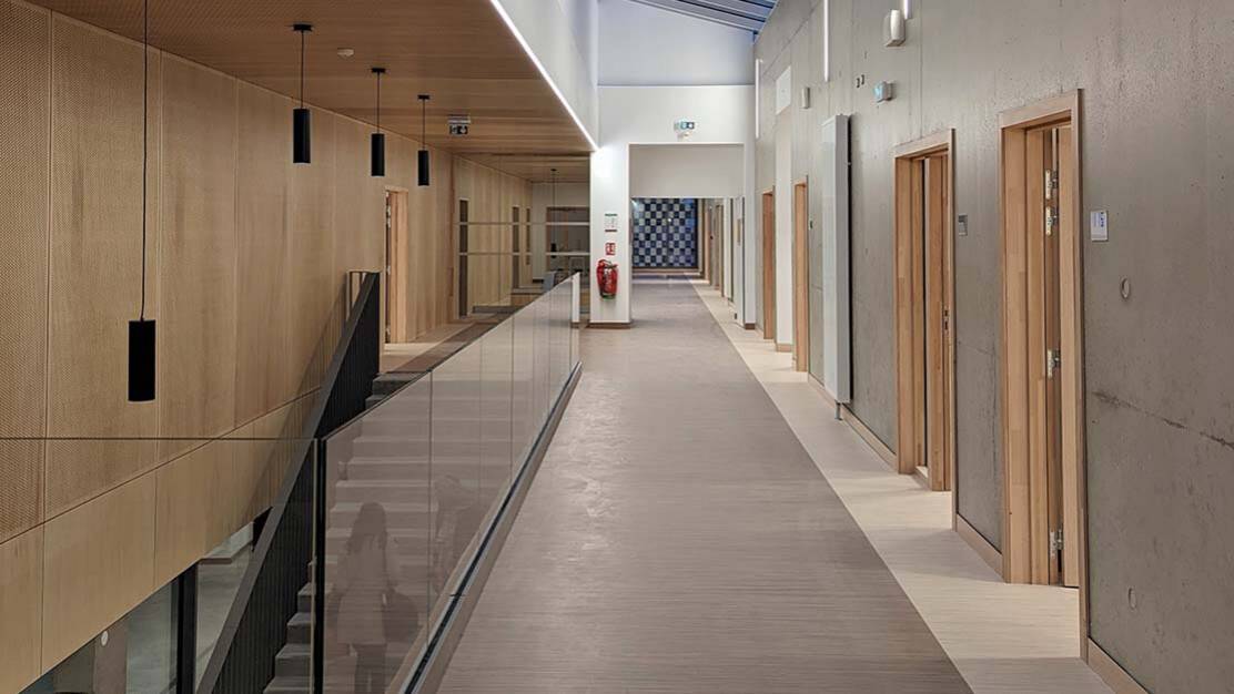 collège de remoulins bâtiment bioclimatique menuiserie mur rideau alu.jpg