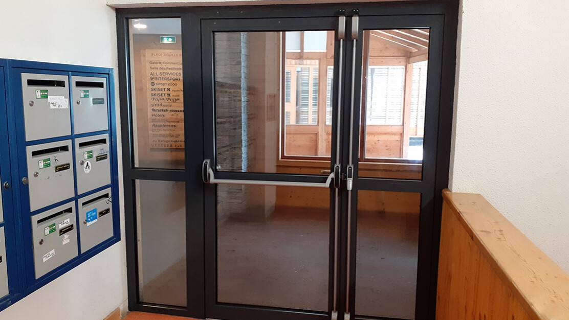 rénovation opac 73 porte de secours arcs menuiserie pour altitude.jpg rénovation opac 73 porte de secours arcs menuiserie pour altitude.jpg