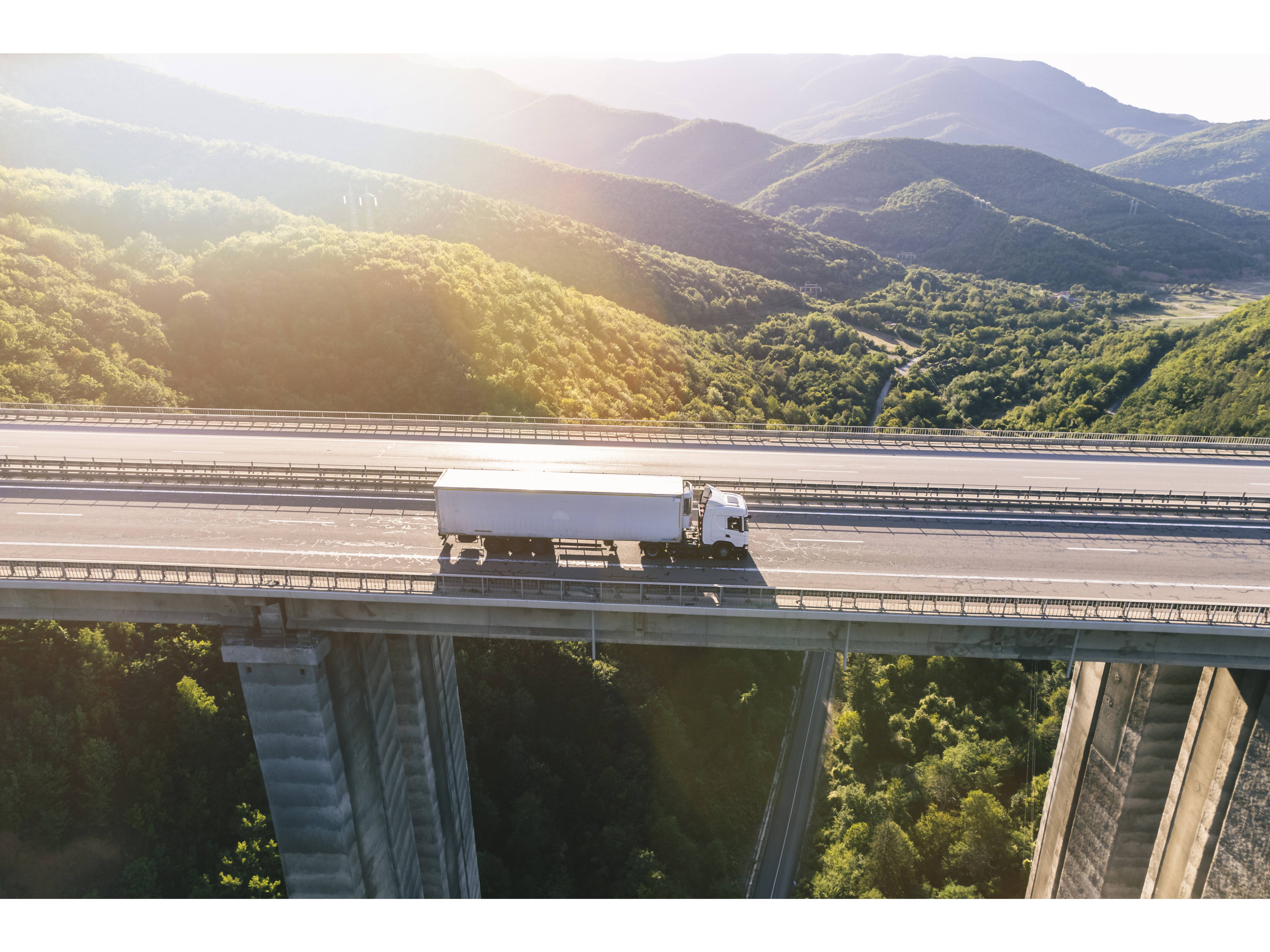 camions-autoroute-montagne-au-coucher-du-soleil.jpg camions-autoroute-montagne-au-coucher-du-soleil.jpg