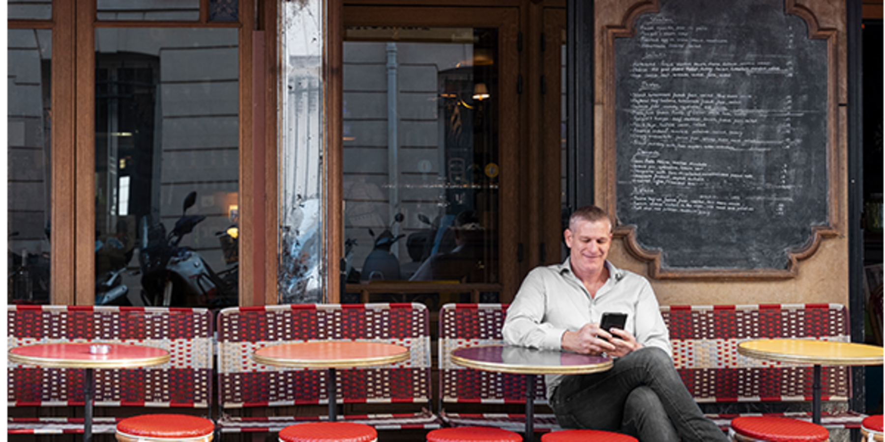 Conception sur mesure d’une vitrine en bois : entre performance contemporaine et savoir-faire traditionnel