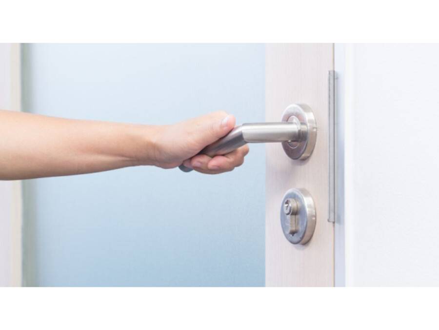 Comment poser un verrou sur une porte ? Etapes & conseils