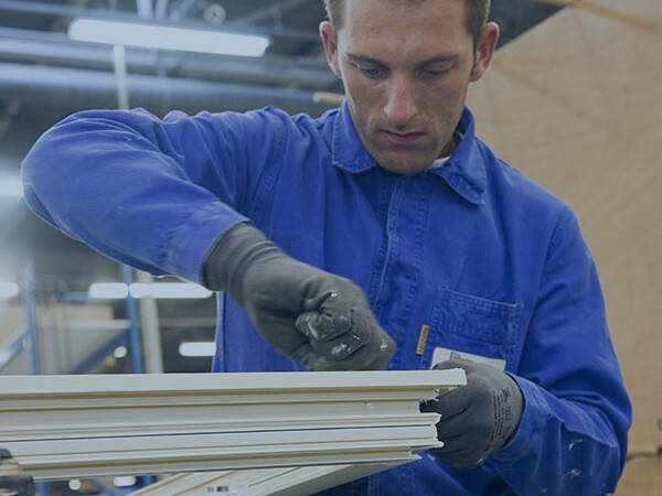 Expertise - Fabrication de menuiserie bleu.jpg