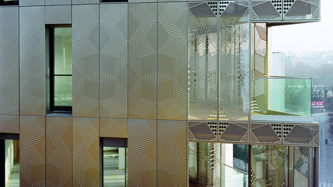 chantier façade pose mur rideaux bardage aluminium découpe laser rénovation bureaux hotel.png