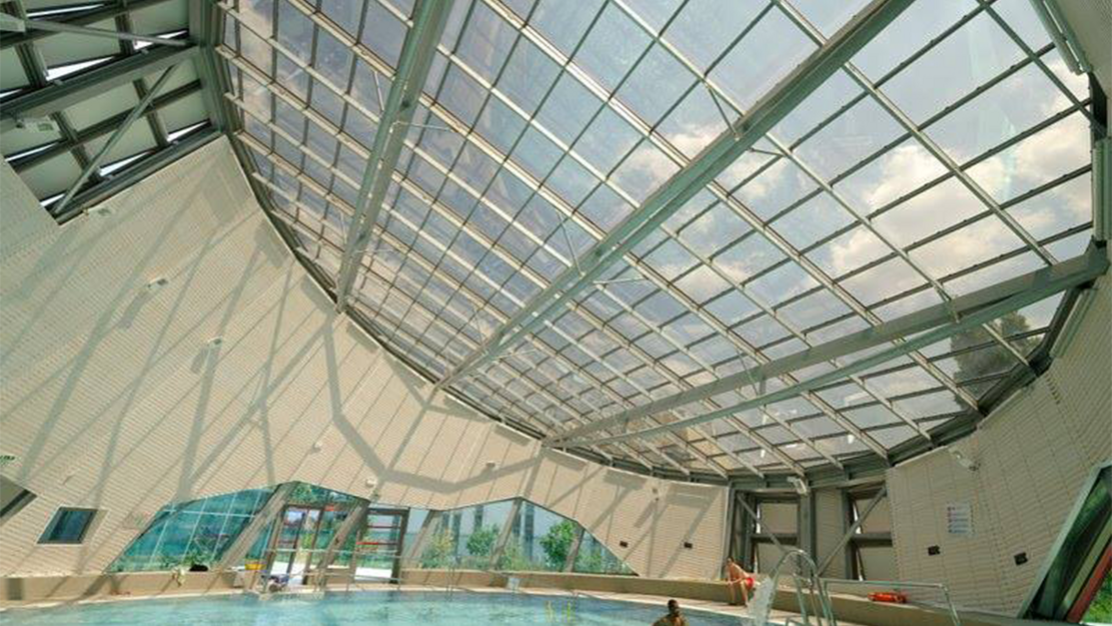 chantier façade pose mur rideaux verrière prestataire rénovation piscine complexe aquatique balnéo.png