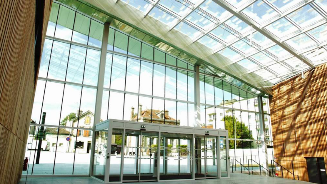 chantier façade pose mur rideaux prestataire rénovation énergétique tertiaire.png