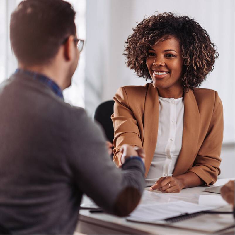 20210527-homme femme entretien embauche recrutement bureau travail sourire.jpg