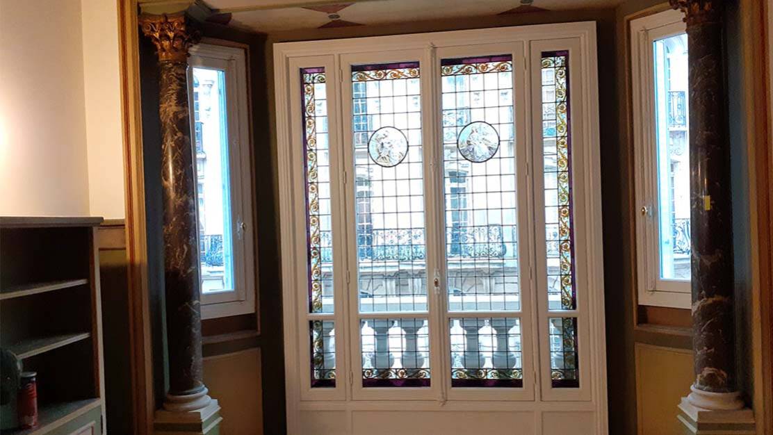 rénovation fenêtres en bois avec vitraux.jpg rénovation fenêtres en bois avec vitraux.jpg