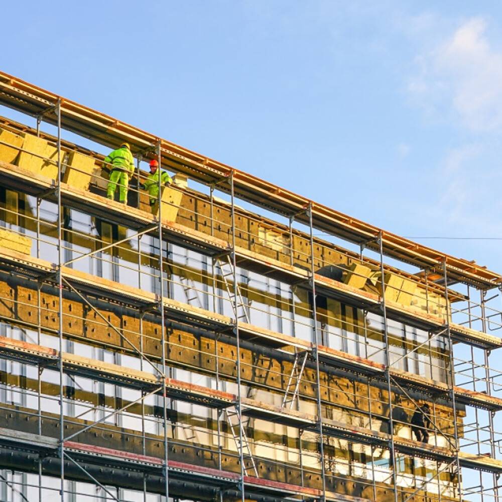 chantier echaffaudage travaux isolation pose poseur realisation batiment travail renovation facade.jpeg chantier echaffaudage travaux isolation pose poseur realisation batiment travail renovation facade.jpeg