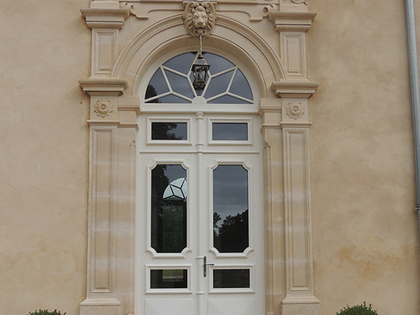 renovation patrimoine porte panneaux vitres imposte plein cintre.png