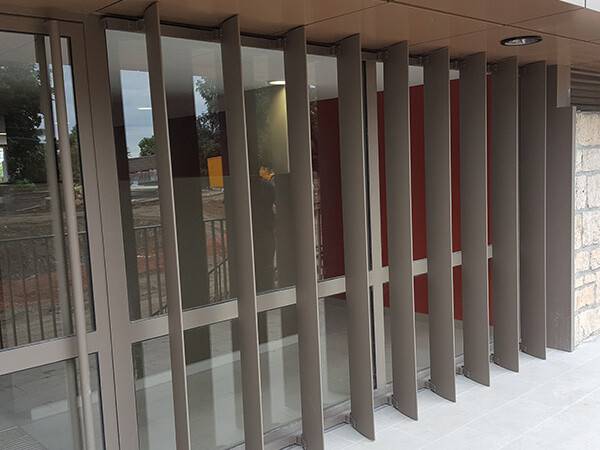 confort été avec les brise soleil hal entrée copropriété.jpg