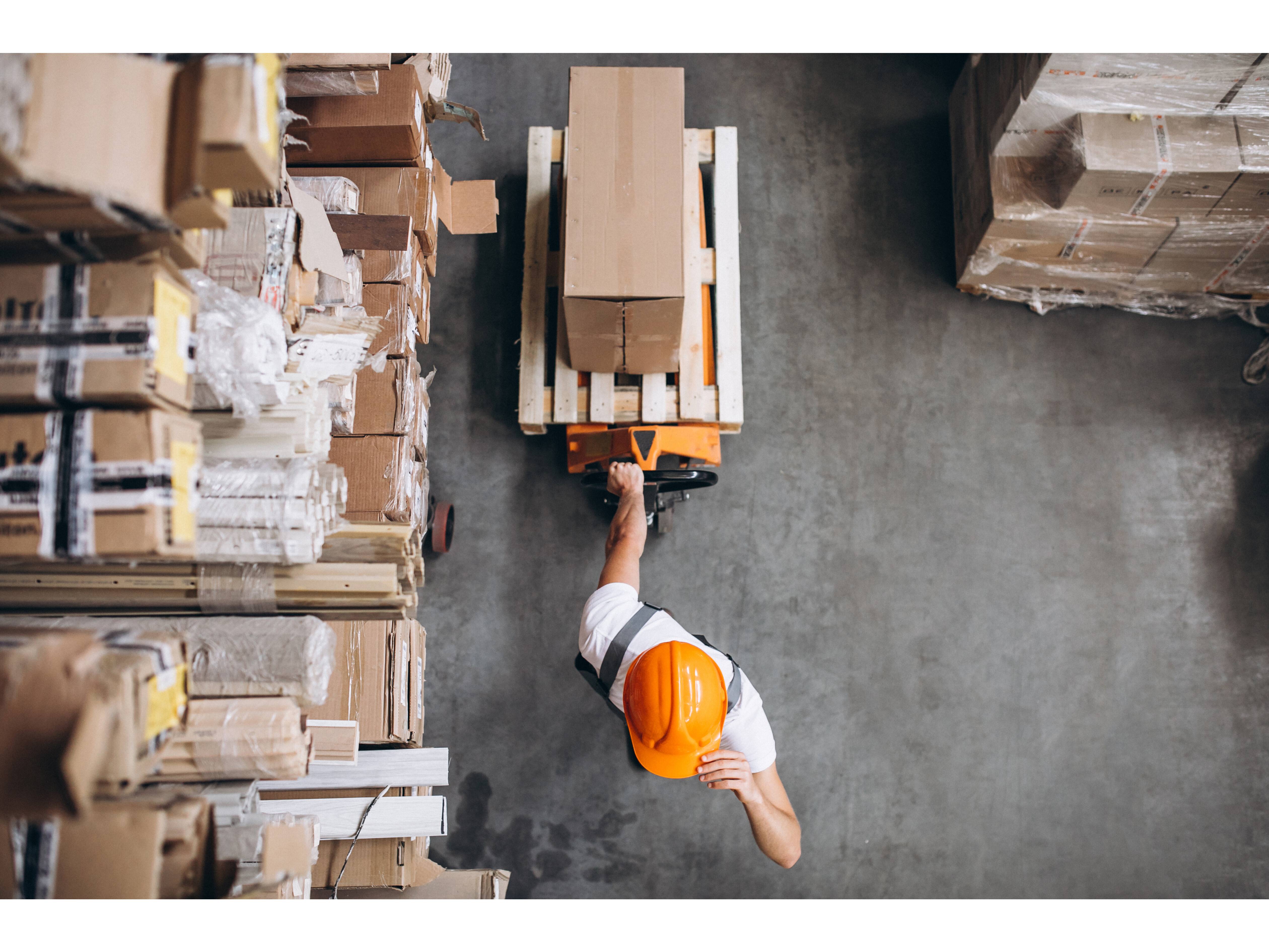 jeune-homme-travaillant-dans-entrepot-boites.jpg