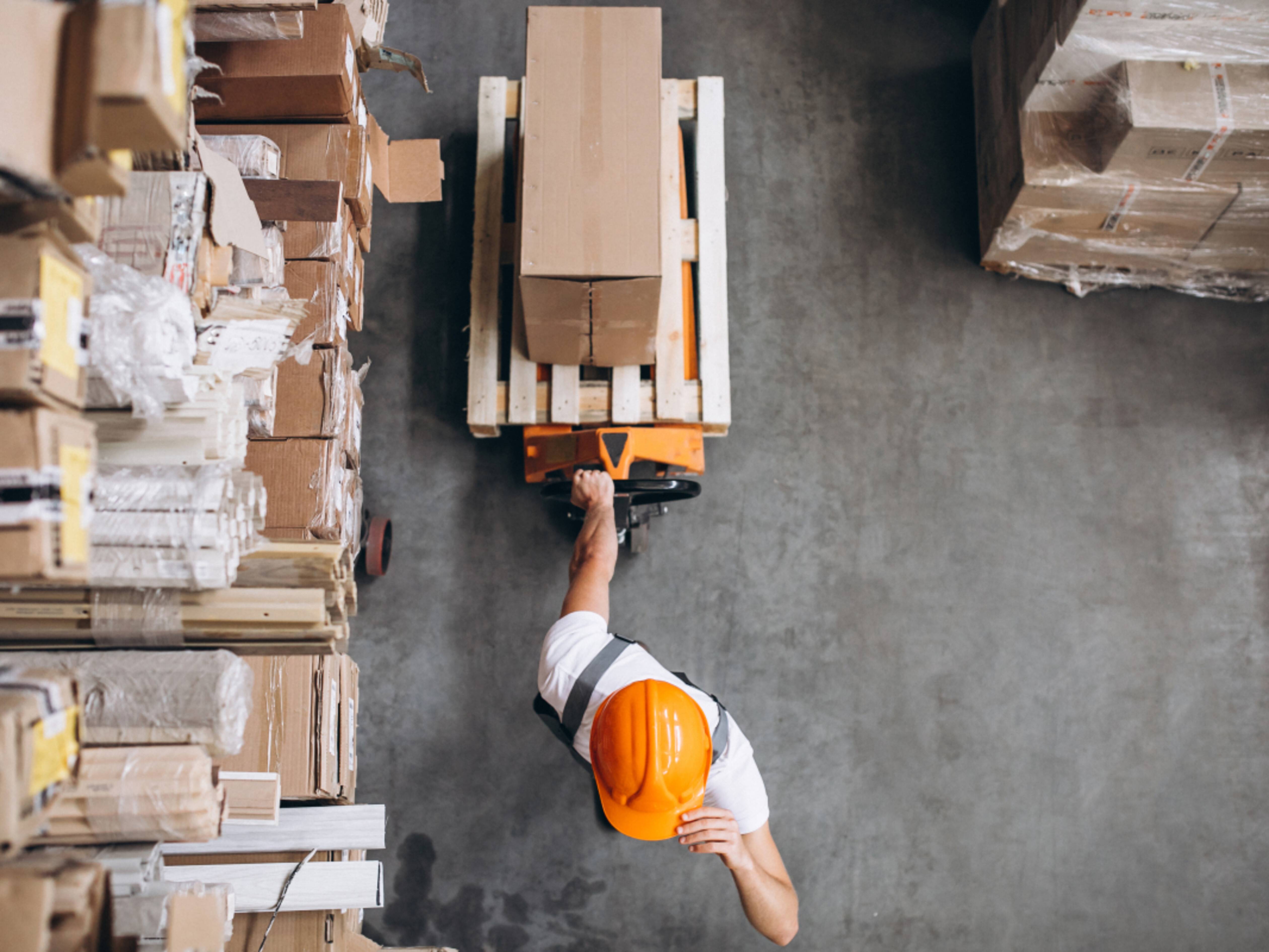 jeune-homme-travaillant-dans-entrepot-boites.jpg