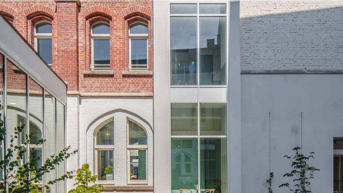 rénovation bâtiment patrimoine classé lille fabricant menuiserie traditionnelle.jpg