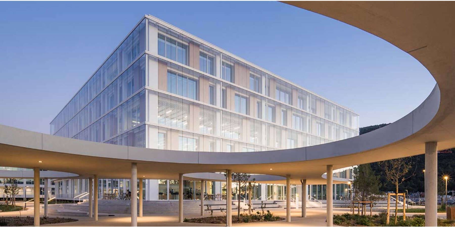 Réalisation du campus Sartorius à Aubagne : expertise en murs rideaux et verrière innovante