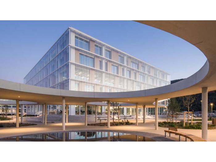 Réalisation du campus Sartorius à Aubagne : expertise en murs rideaux et verrière innovante