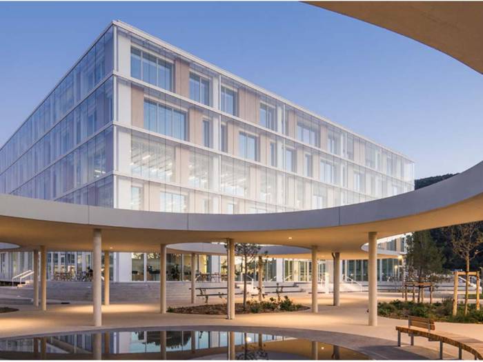Réalisation du campus Sartorius à Aubagne : expertise en murs rideaux et verrière innovante