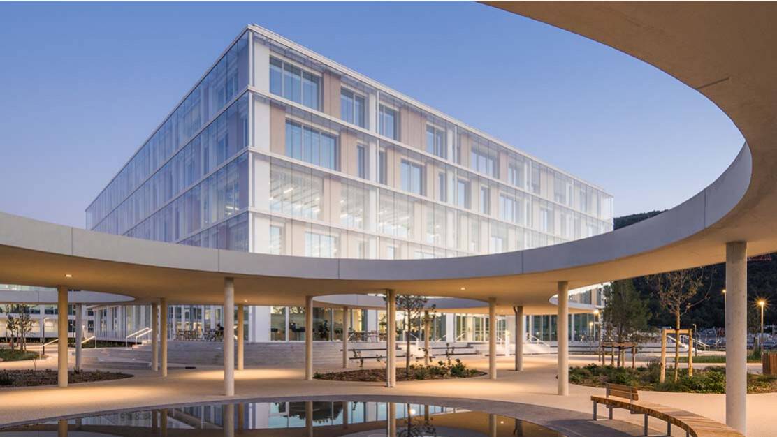 chantier neuf tertiaire sartorius aubagne mur rideau.jpg