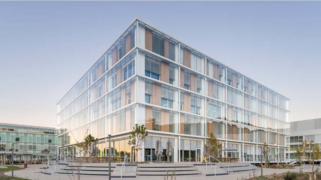 bâtiment bureau neuf marseille pose mur rideau wicona aluminium.jpg